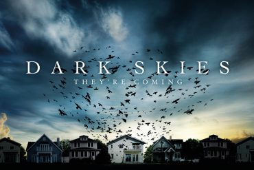 Poster de Dark Skies dirigida por Scott Stewart y protagonizada por Keri Russell, Jake Brennan, Josh Hamilton