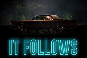 Poster de la película It Follows protagonizada por Maika Monroe, Keir Gilchrist, Olivia Luccardi
