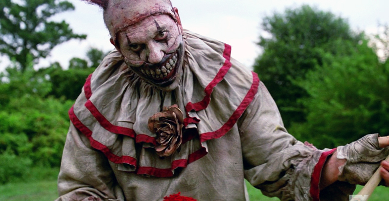 Twisty the Clown interpretado por John Carroll Lynch en la serie de FX American Horror Story Freak Show. Elegido uno de los 7 personajes más malos de la serie.